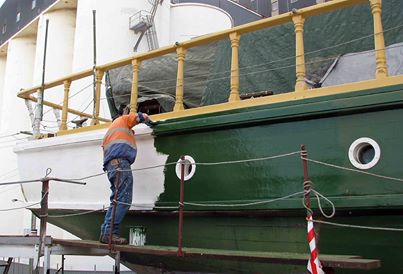 Final coat: Signal Green. It's spreading rapidly around the ship. Starting to look like the good old days.